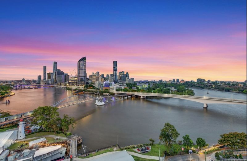 Spectacular Top Floor Apartment with Unbeatable River & City Views