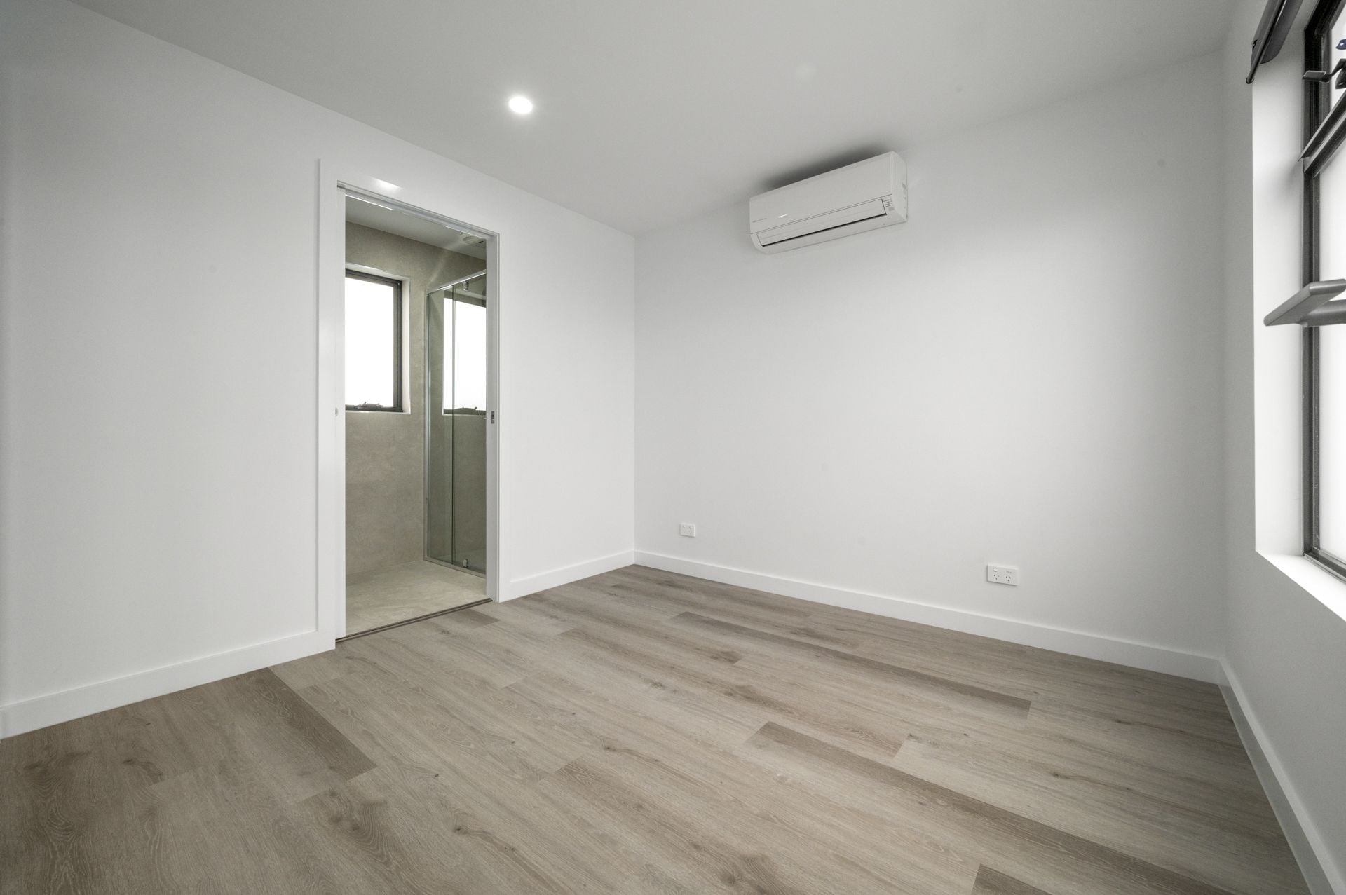 BRAND NEW 2 BEDROOM TOWNHOUSE