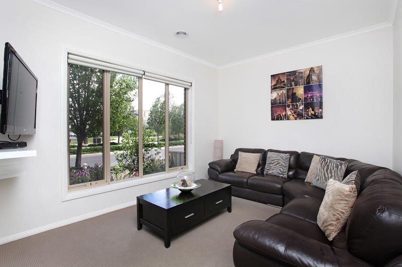 21 The Entrance, Caroline Springs - Thumbnail 3