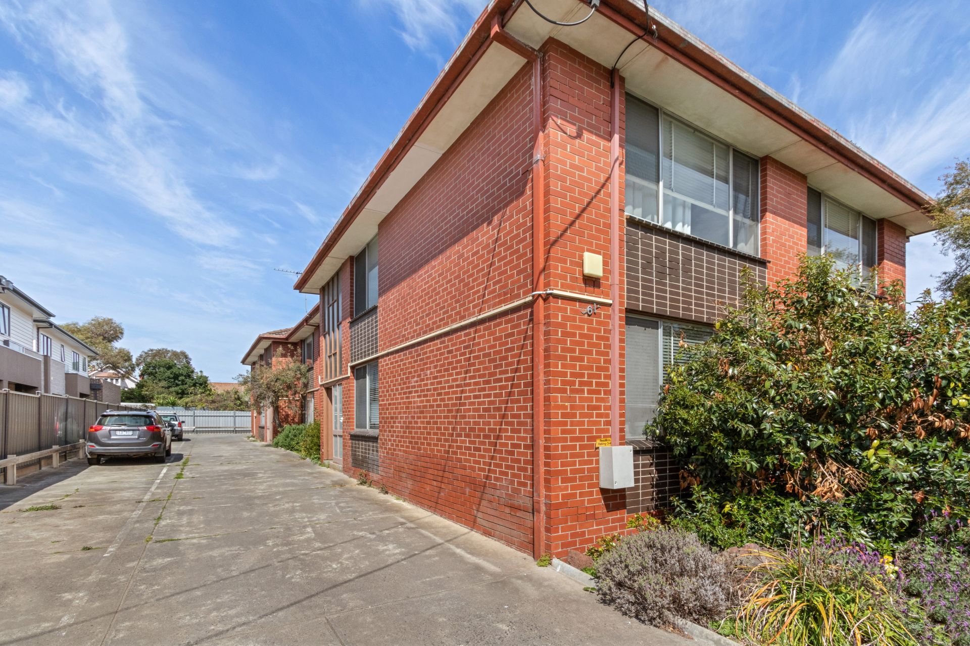 Perfectly Positioned Low Maintenance Living!