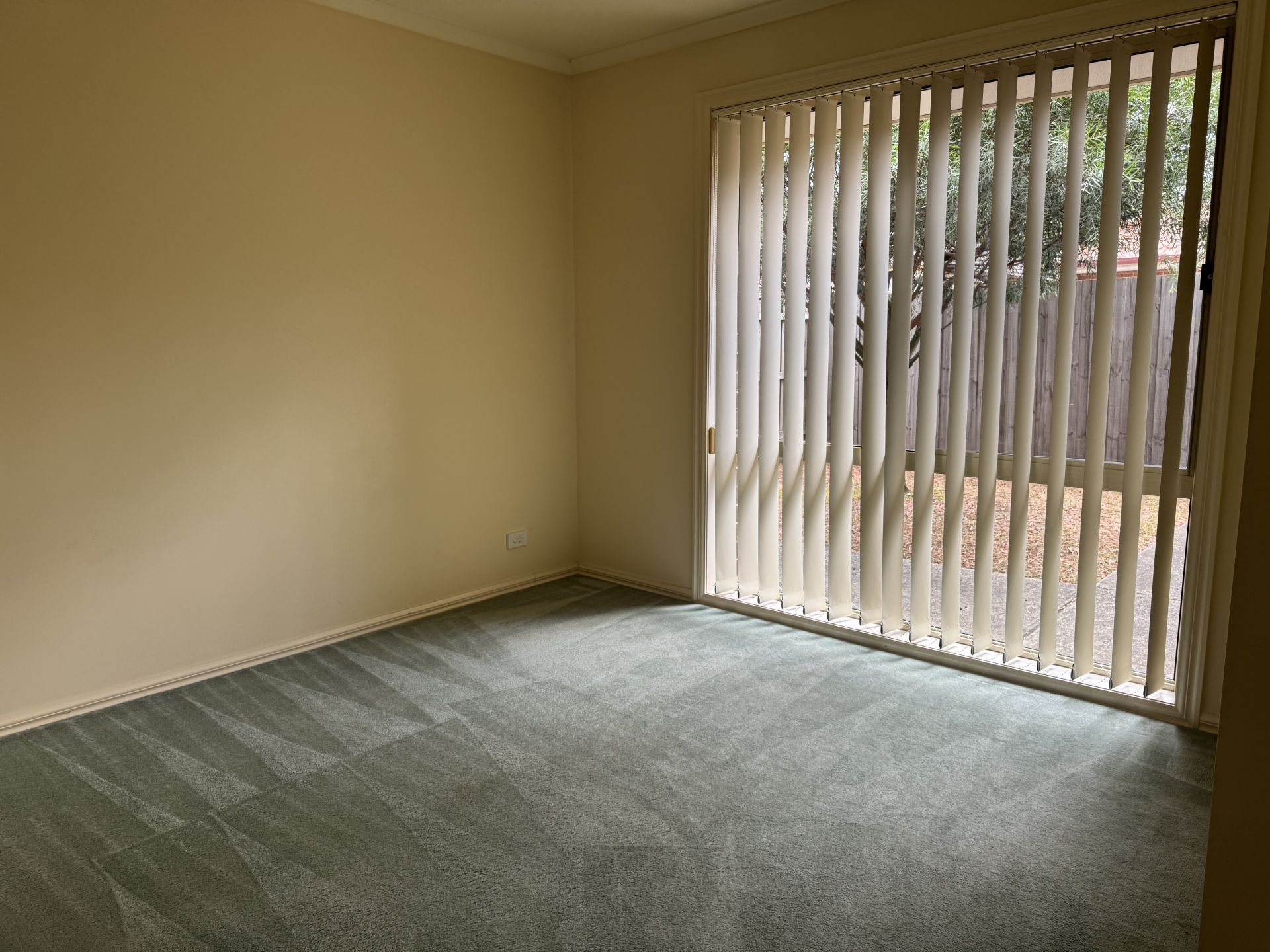 IDEALLY LOCATED CLOSE TO SHOPS & TRANSPORT!