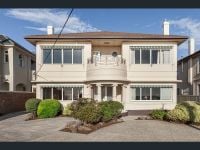 Stunning 3-Bedroom Townhouse with Beach Views in Brighton