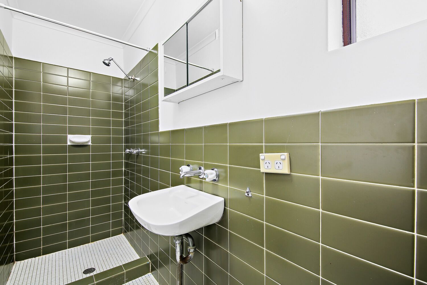 One Bedroom With Lock Up Garage