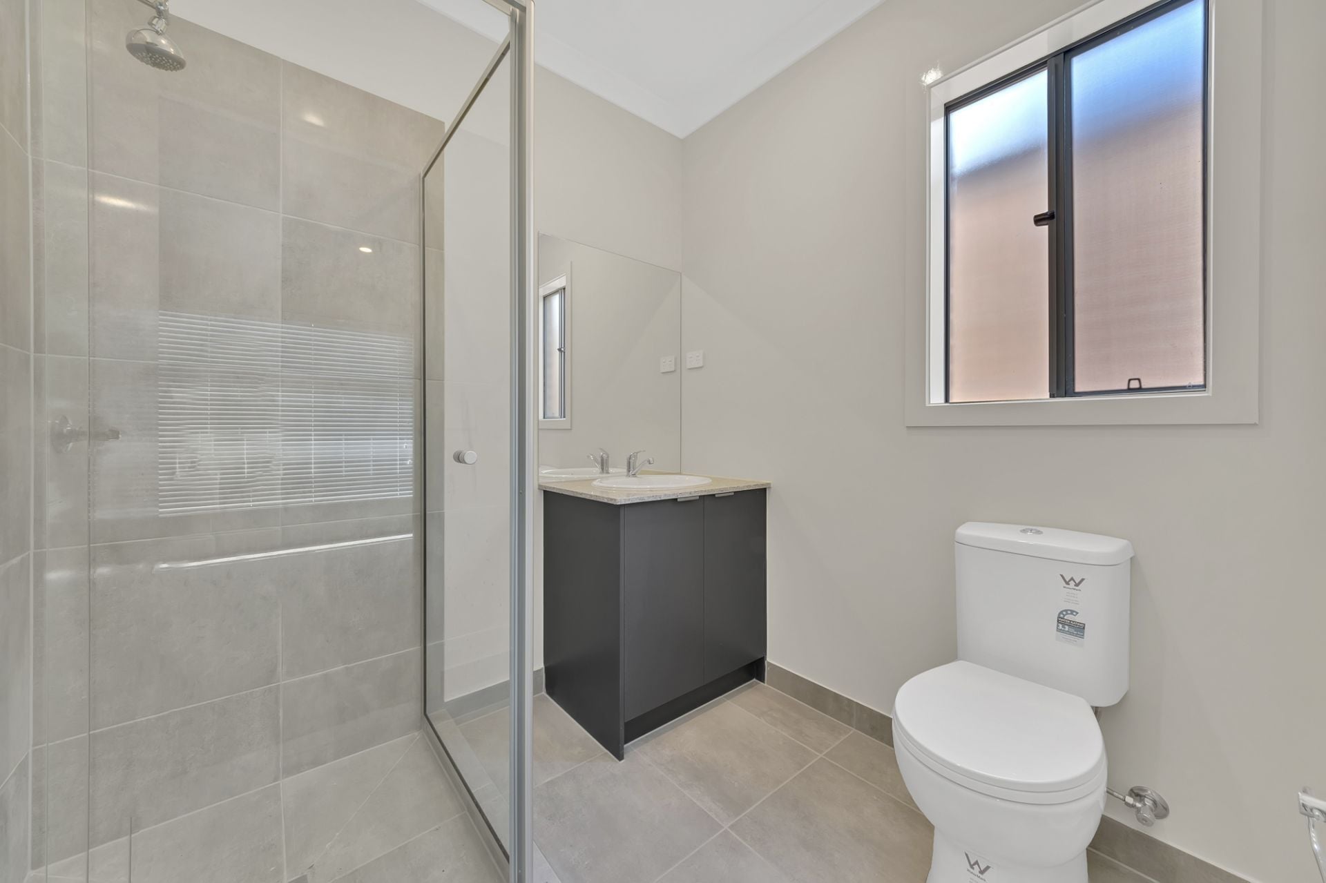 BRAND NEW A READY TO MOVE IN!