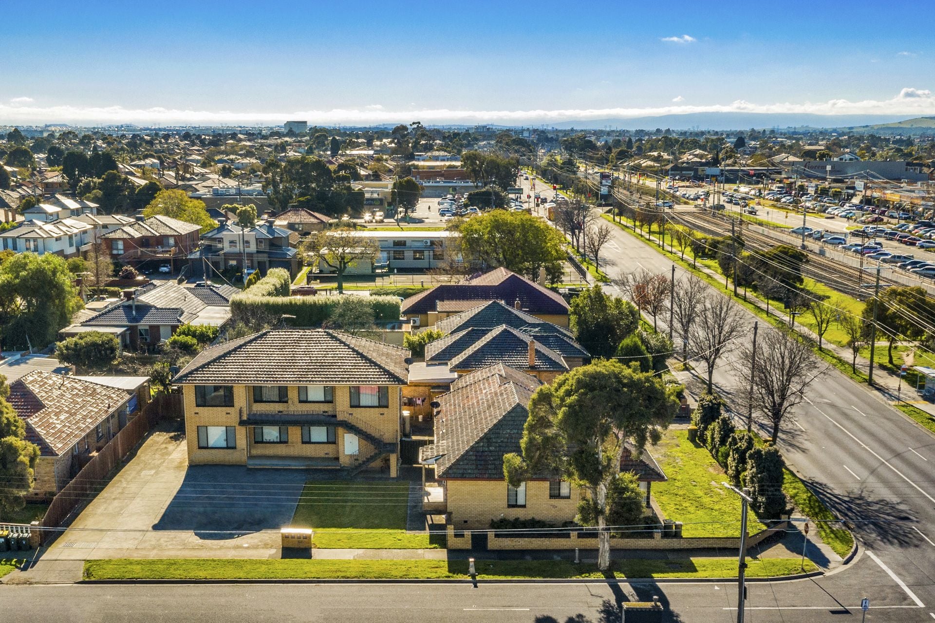 6 UNITS  - CORNER BLOCK APPROX 1110m2 LAND
CURRENTLY RETURNING APPROX $100,000 PER ANNUM.