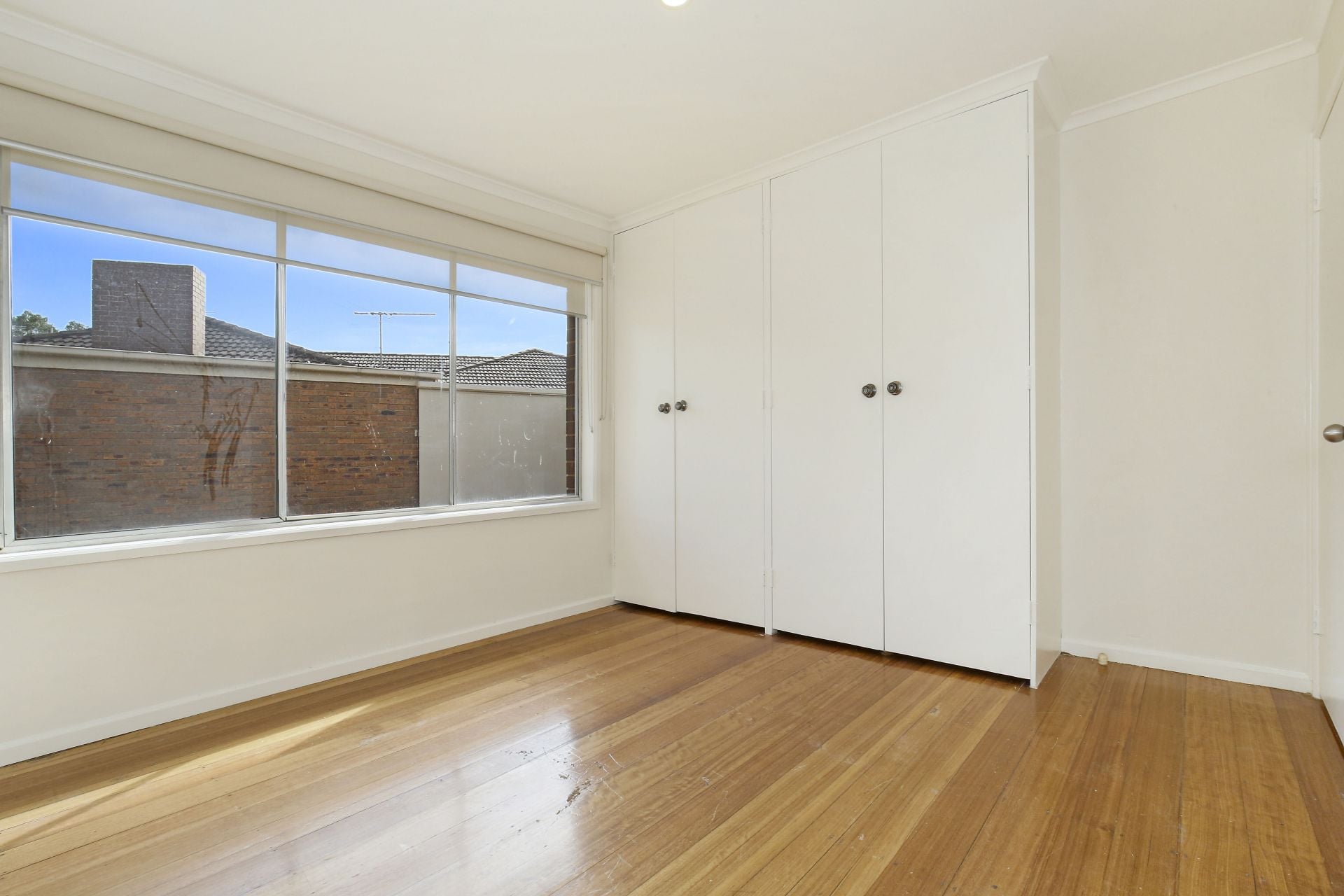 CENTRAL LOCATION IN IMPECCABLE CONDITION!