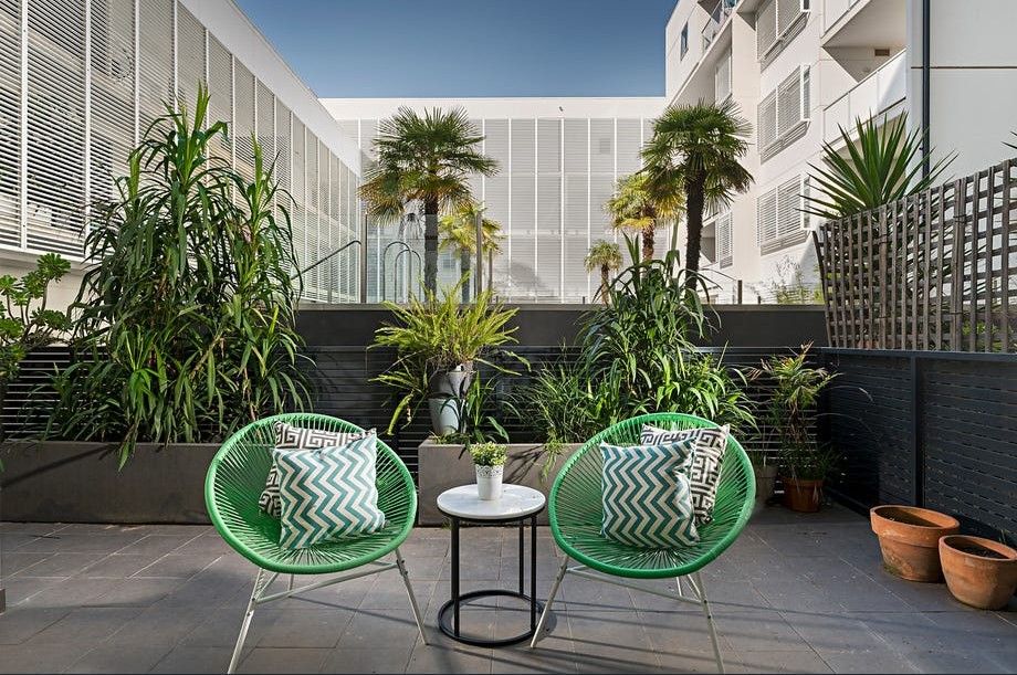 LIGHT-AND-BRIGHT APARTMENT LIVING