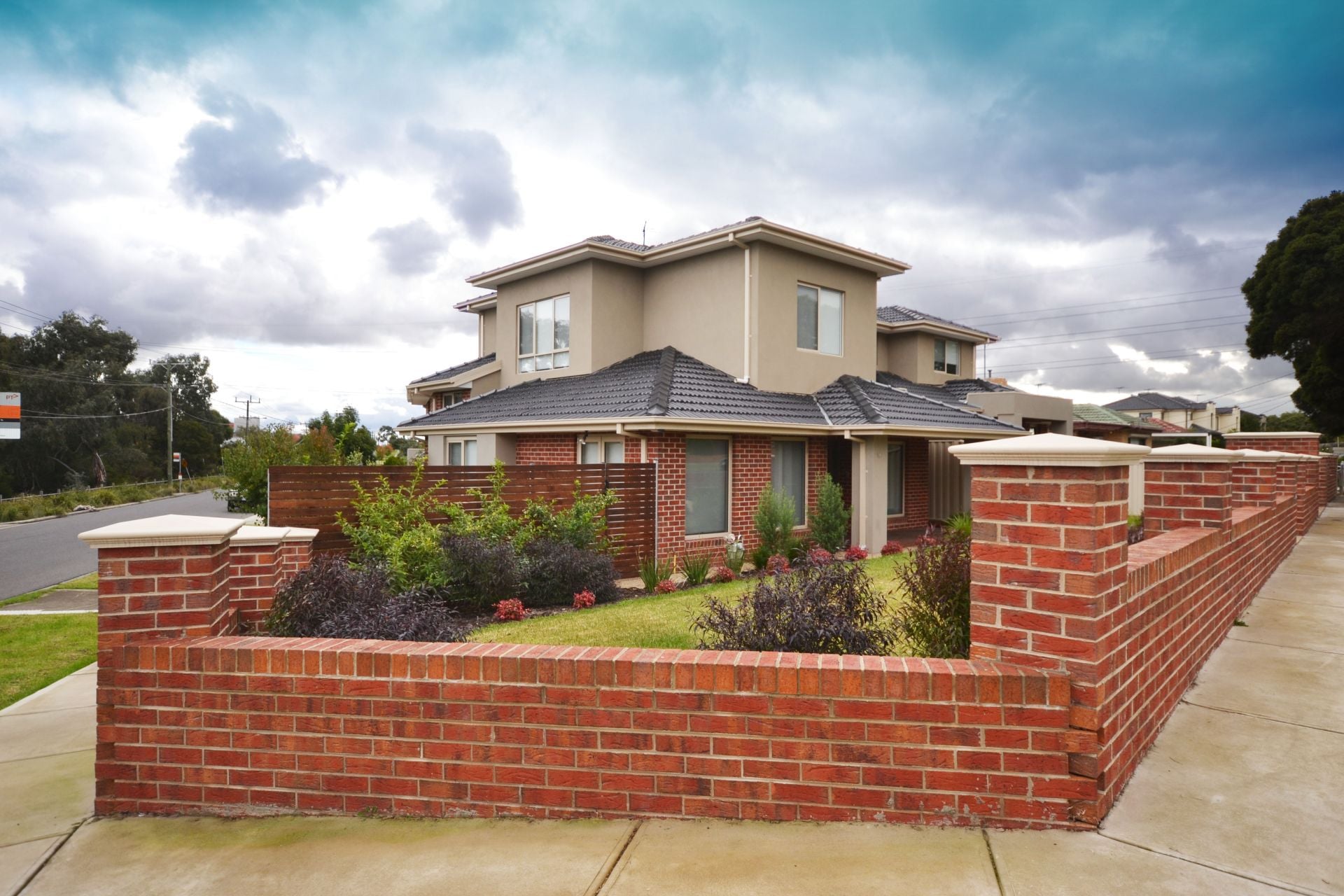 CONTEMPORARY DELIGHT – THE EPITOME OF ELEGANCE OVERLOOKING PARKLANDS