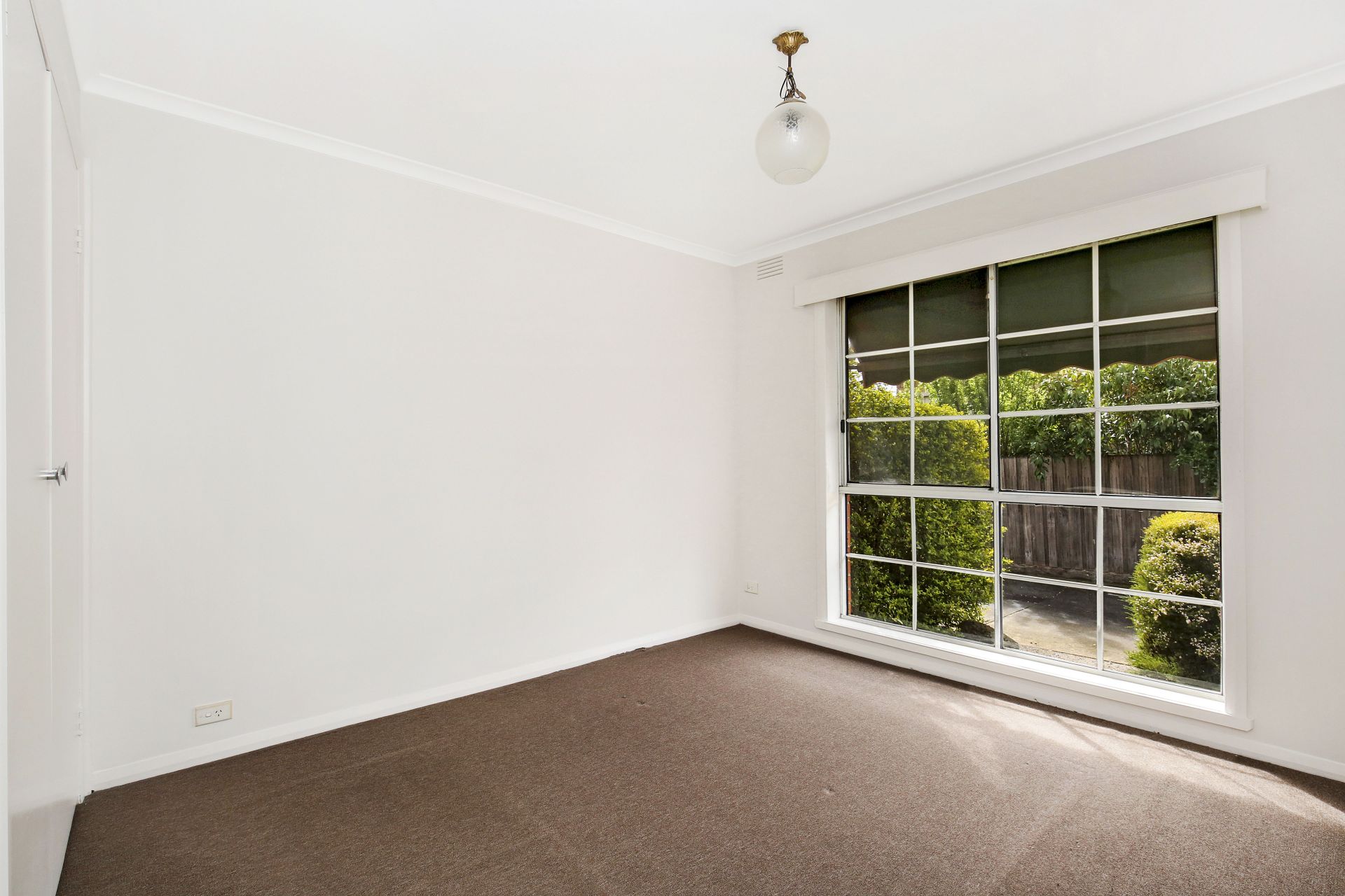 SPACIOUS UNIT IN THE HEART OF RESERVOIR!