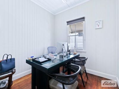 HIGH EXPOSURE FREESTANDER IN STONES CORNER!