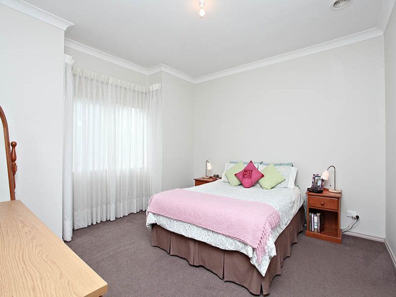 19 Alpine Gardens, Caroline Springs - Thumbnail 8