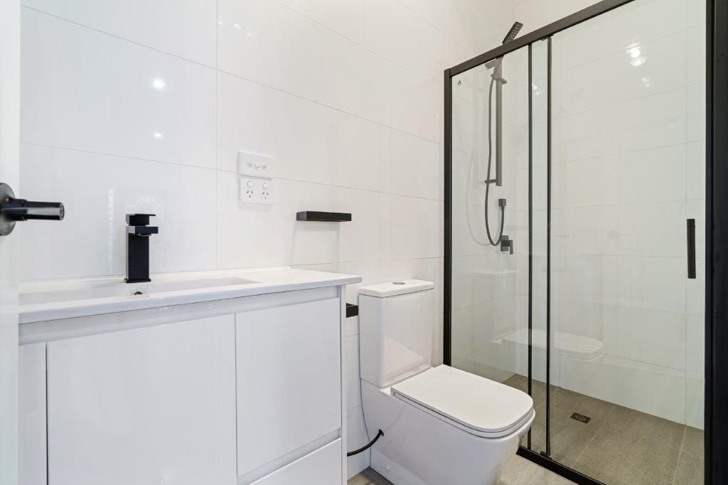 SHARED HOUSE!
Renovated 6 bedroom home and Bungalow ! Rent is for single room!