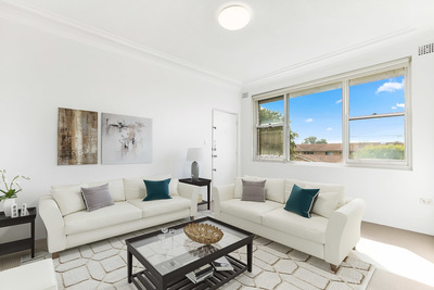 FRESHLY RENOVATED TOP FLOOR APARTMENT