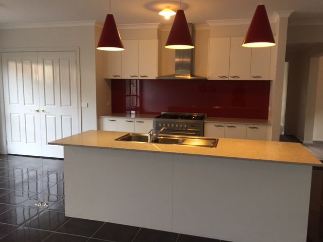 SPACIOUS 4 BEDROOM HOME -  WALK TO SCHOOLS & SHOPS