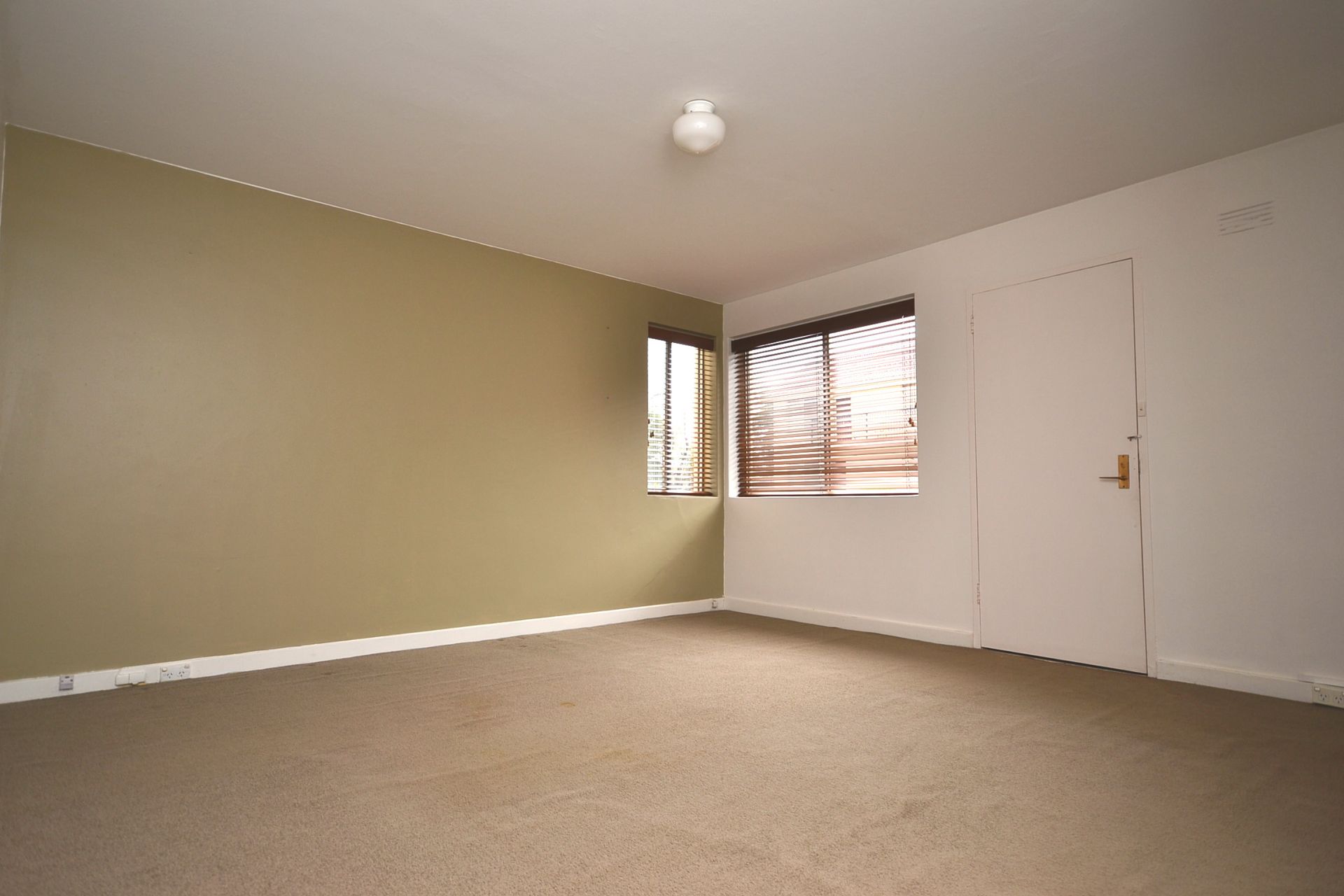 CUTE, COSY AND CONVENIENTLY LOCATED