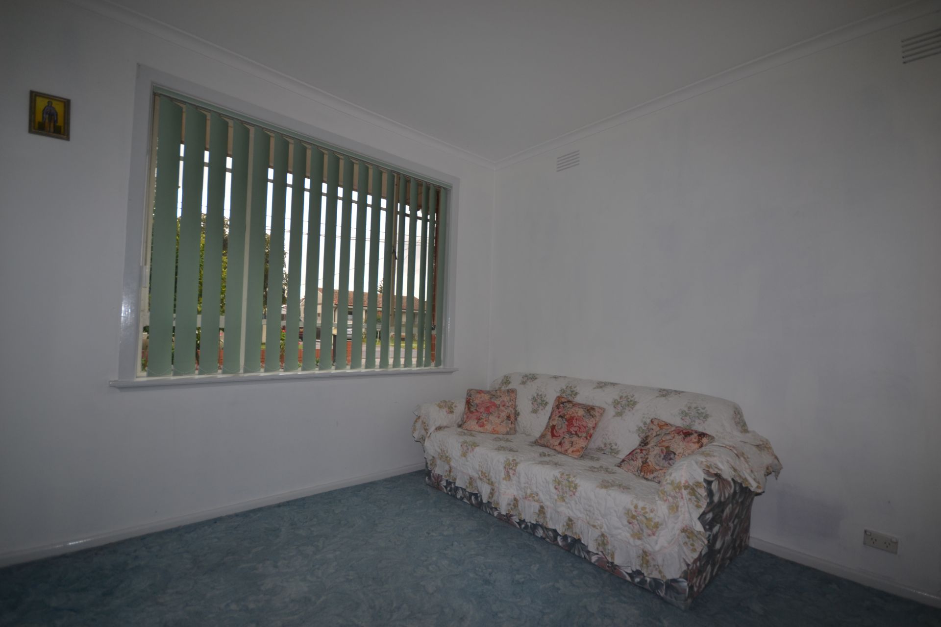 CLEAN AND TIDY 3 BEDROOM HOUSE
