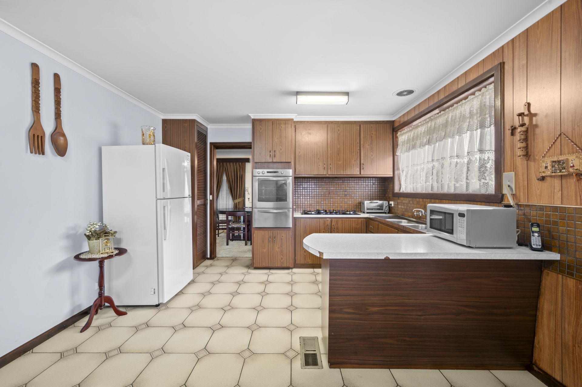 SUBSTANTIAL FAMILY HOME - 4 BEDROOMS, 2 BATHROOMS