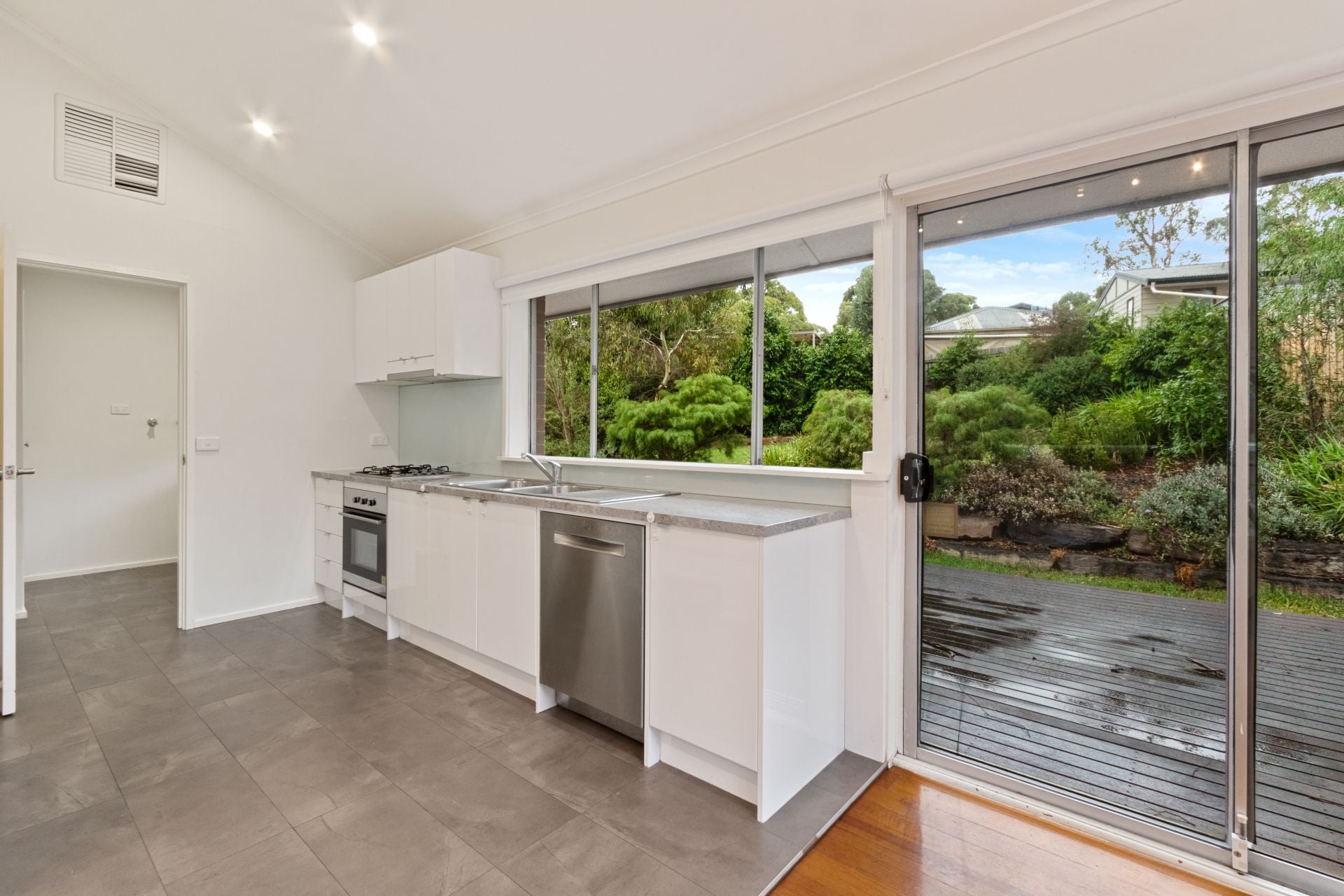 Stunning Renovated 3-Bedroom House with Bungalow in Montmorency