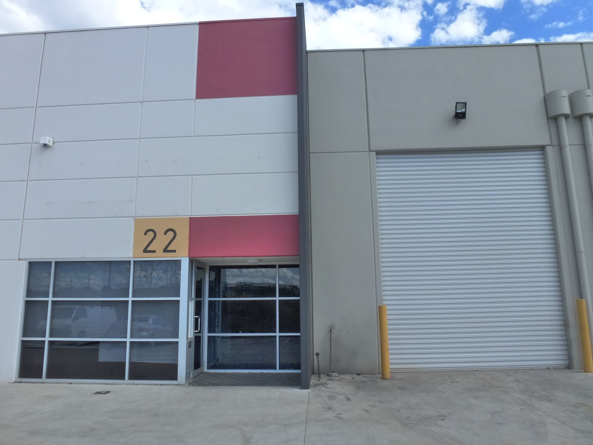FACTORY/WAREHOUSE WITH OFFICE IN PRIME LOCATION!