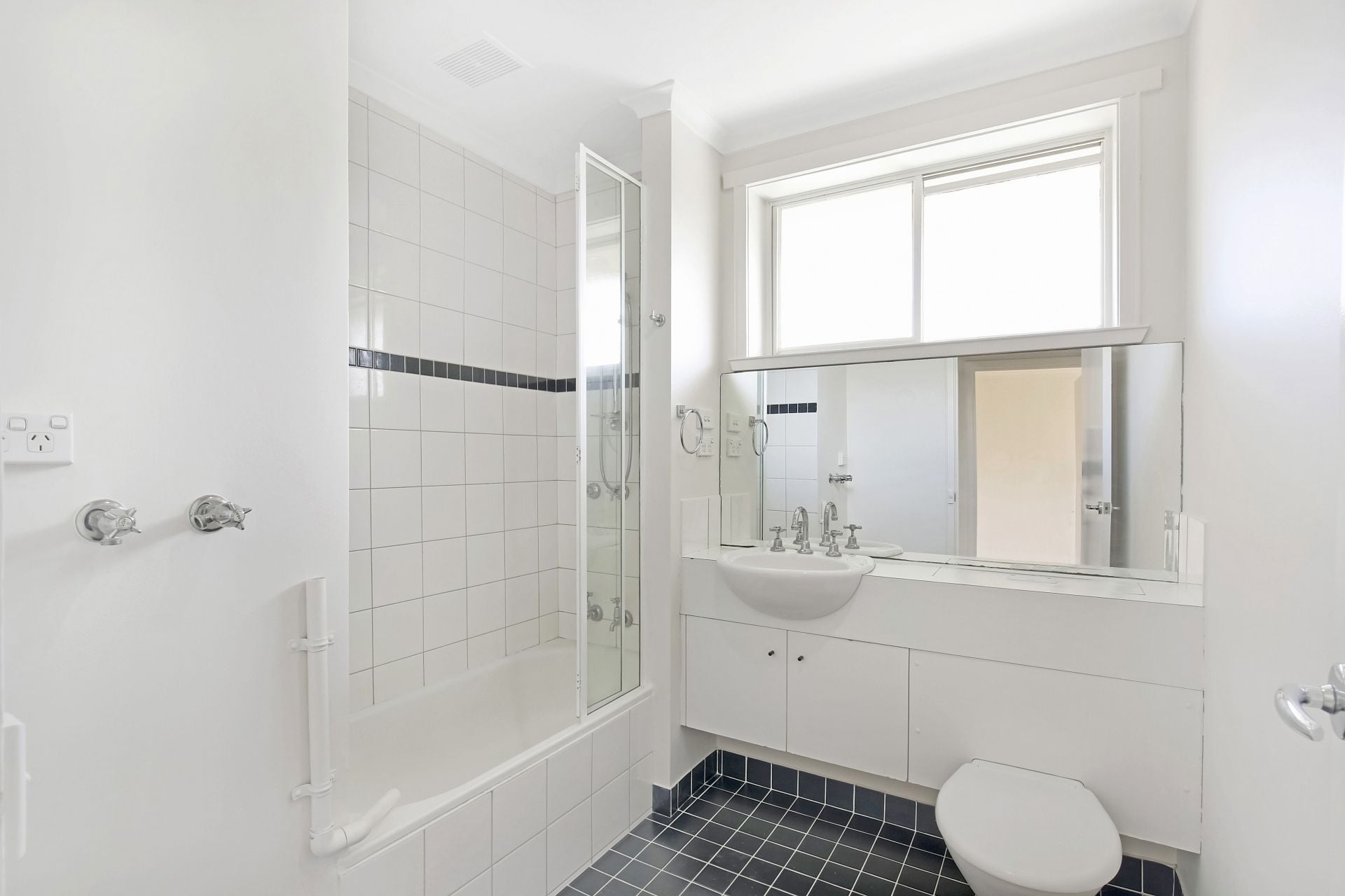 Light, Spacious & Modern Two Bedroom Apartment In A Great Location