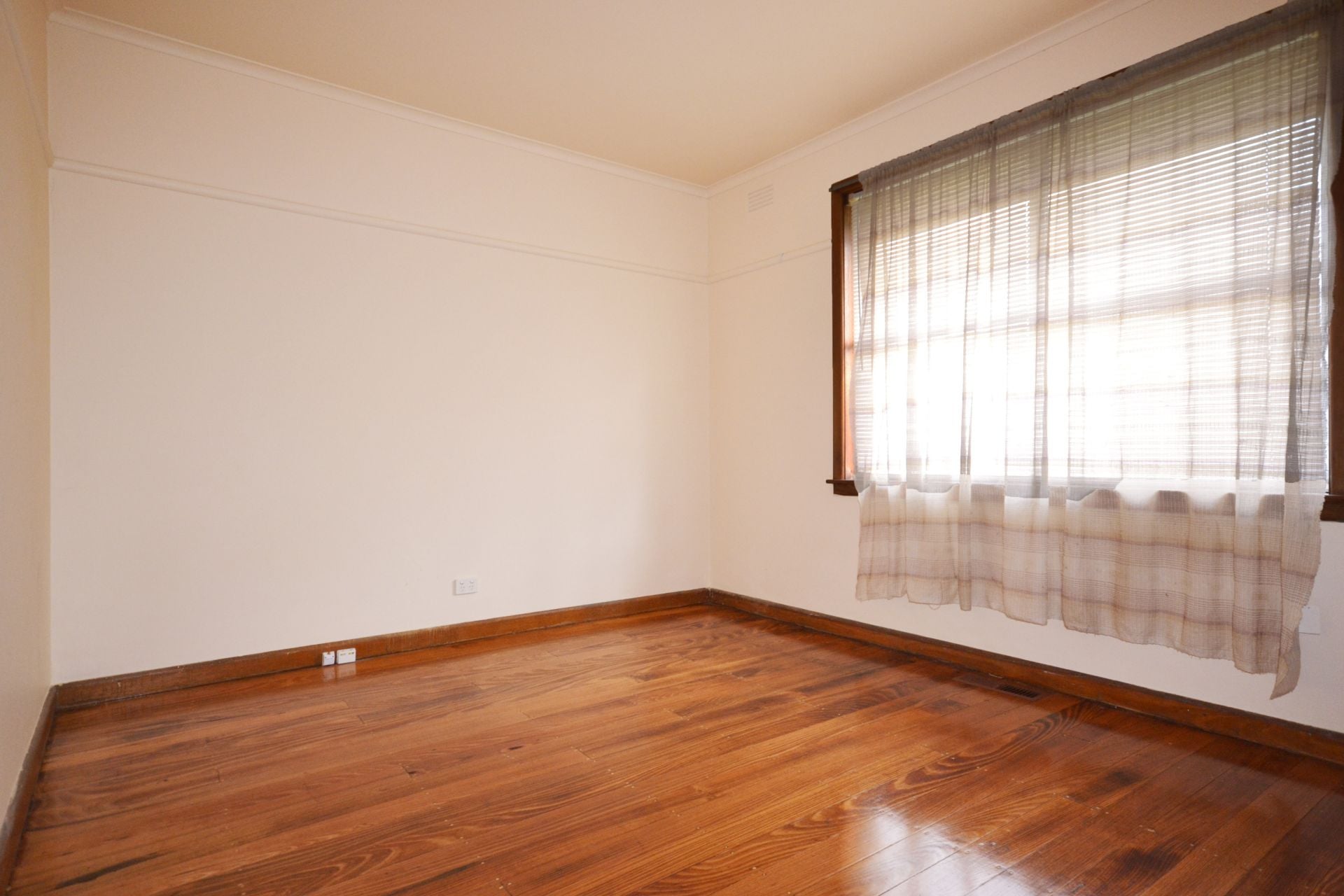 NEAT, TIDY AND READY TO MOVE IN