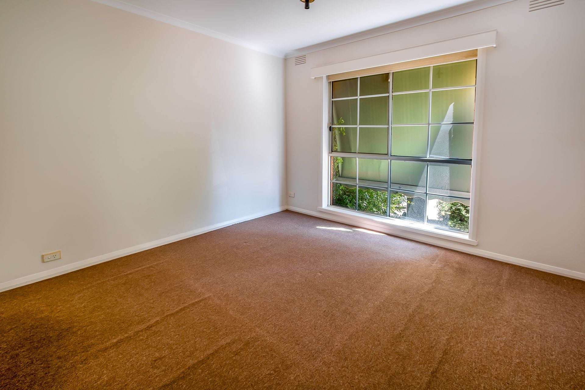 SPACIOUS UNIT IN THE HEART OF RESERVOIR!