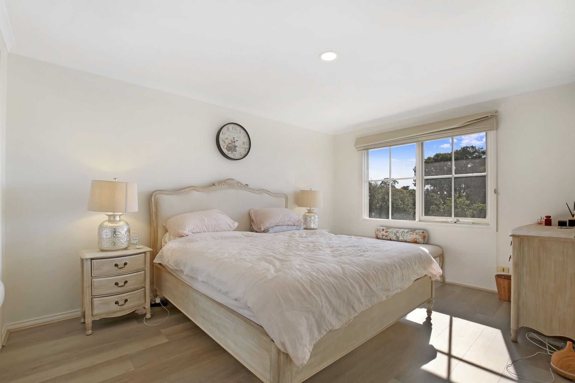 CONTEMPORARY LIVING IN A PRIME LOCATION!