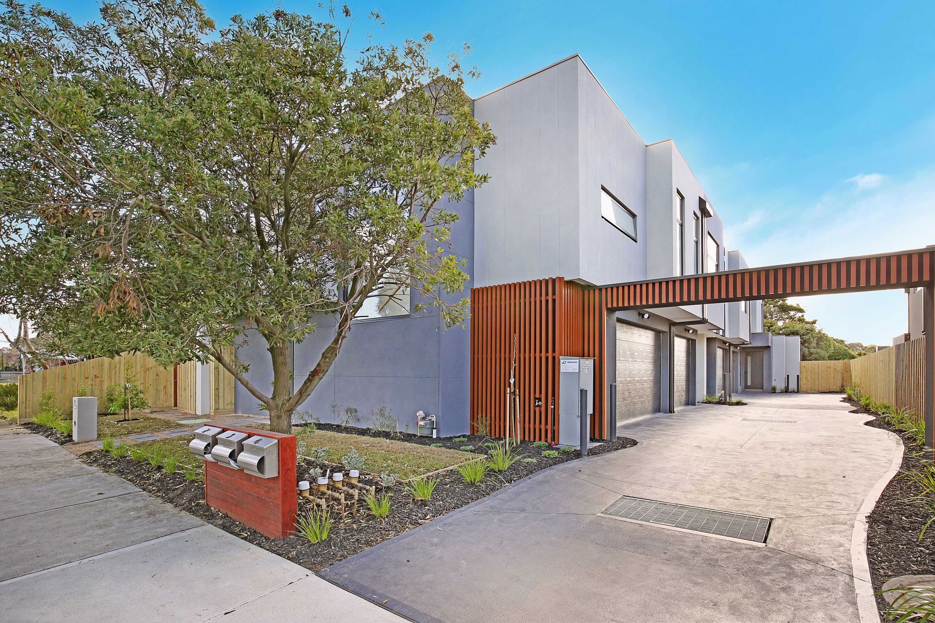 A Stunning Luxury townhouse in one of the Melbourne's prime locations! Ready for Lease !