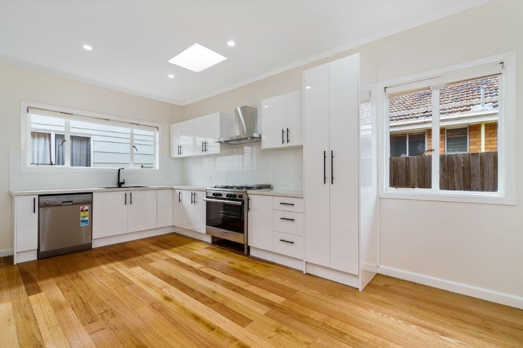 Renovated 6 bedroom home and Bungalow ! The space and options are endless! Ready for Lease!!