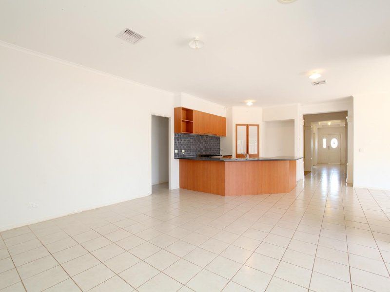 6 Barringo Way, Caroline Springs - Thumbnail 4