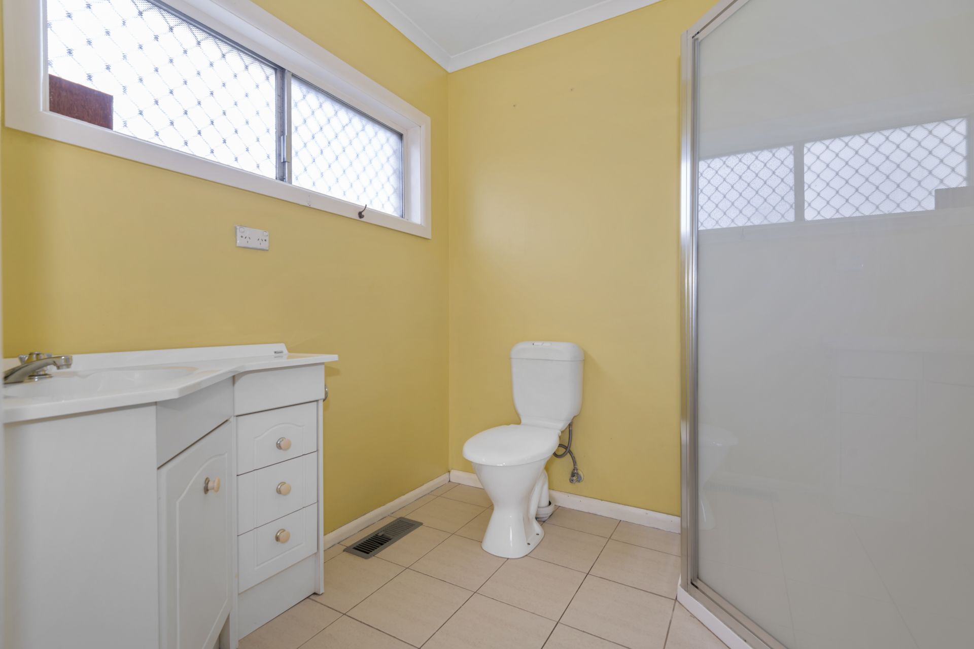 PERFECT LOCATION AND WALKING DISTANCE TO EPPING PACIFIC