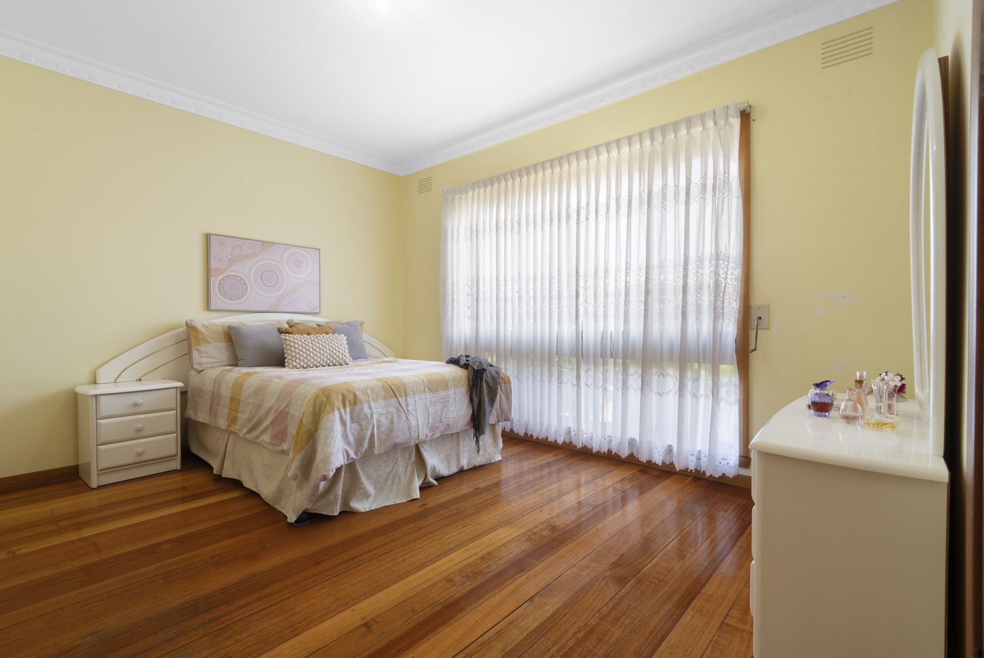 BEAUTIFUL FAMILY HOME – HUGE LAND SIZE APPROX 841M2