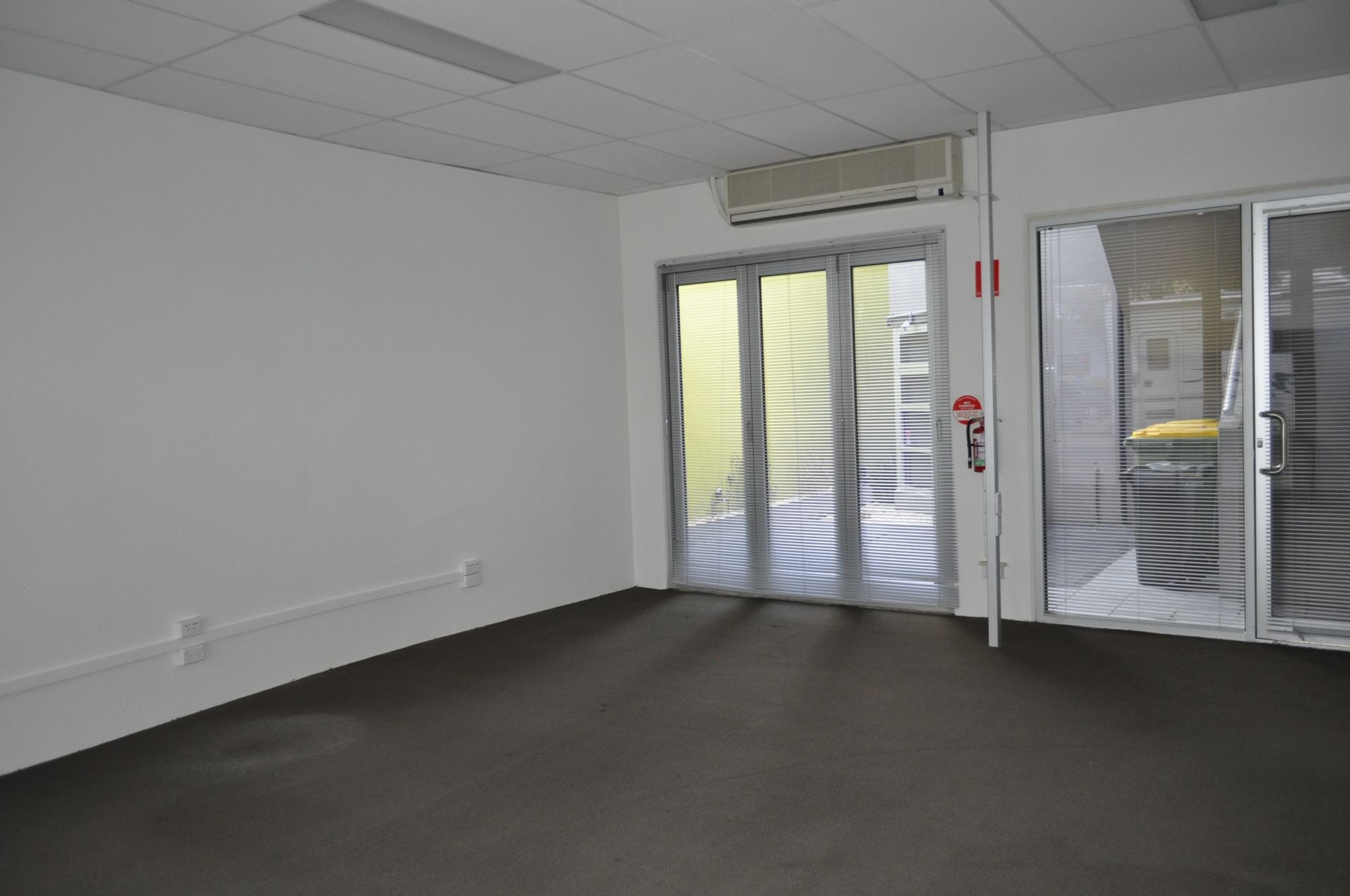 EXCELLENT DOUBLE FRONT OFFICE