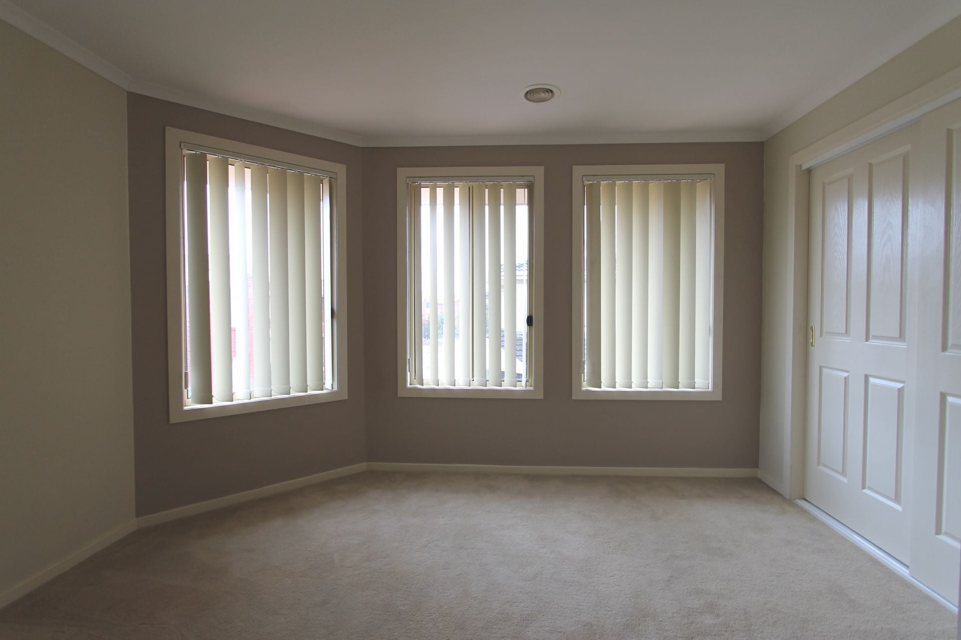 MODERN  TOWNHOUSE AT THE RIGHT PRICE