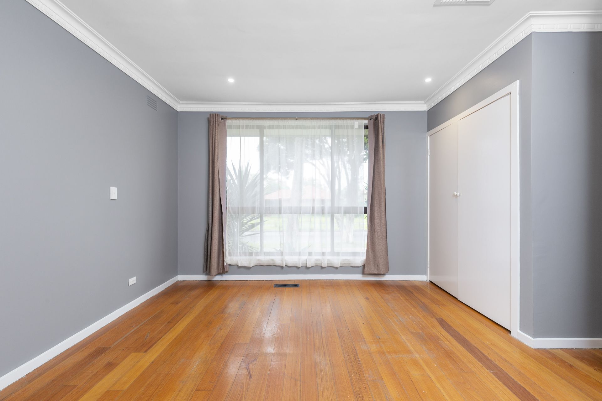 FRESHLY RENOVATED FAMILY HOME IN PERFECTLY LOCATED!