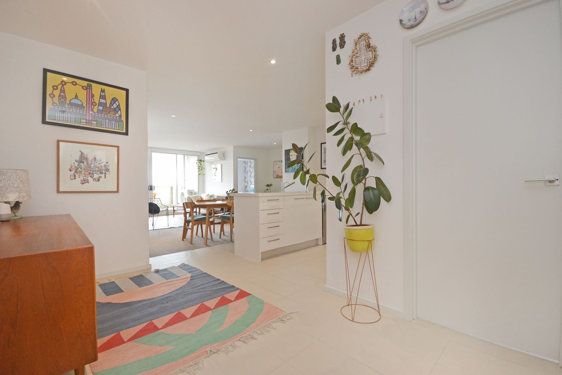 CONTEMPORARY AND CHIC
