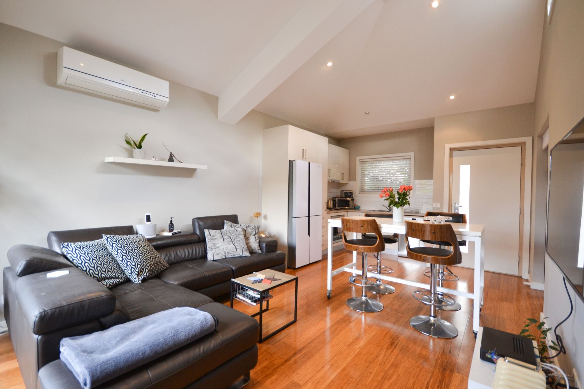 SIMPLY DELIGHTFUL - 1 BEDROOM, PLUS STUDY