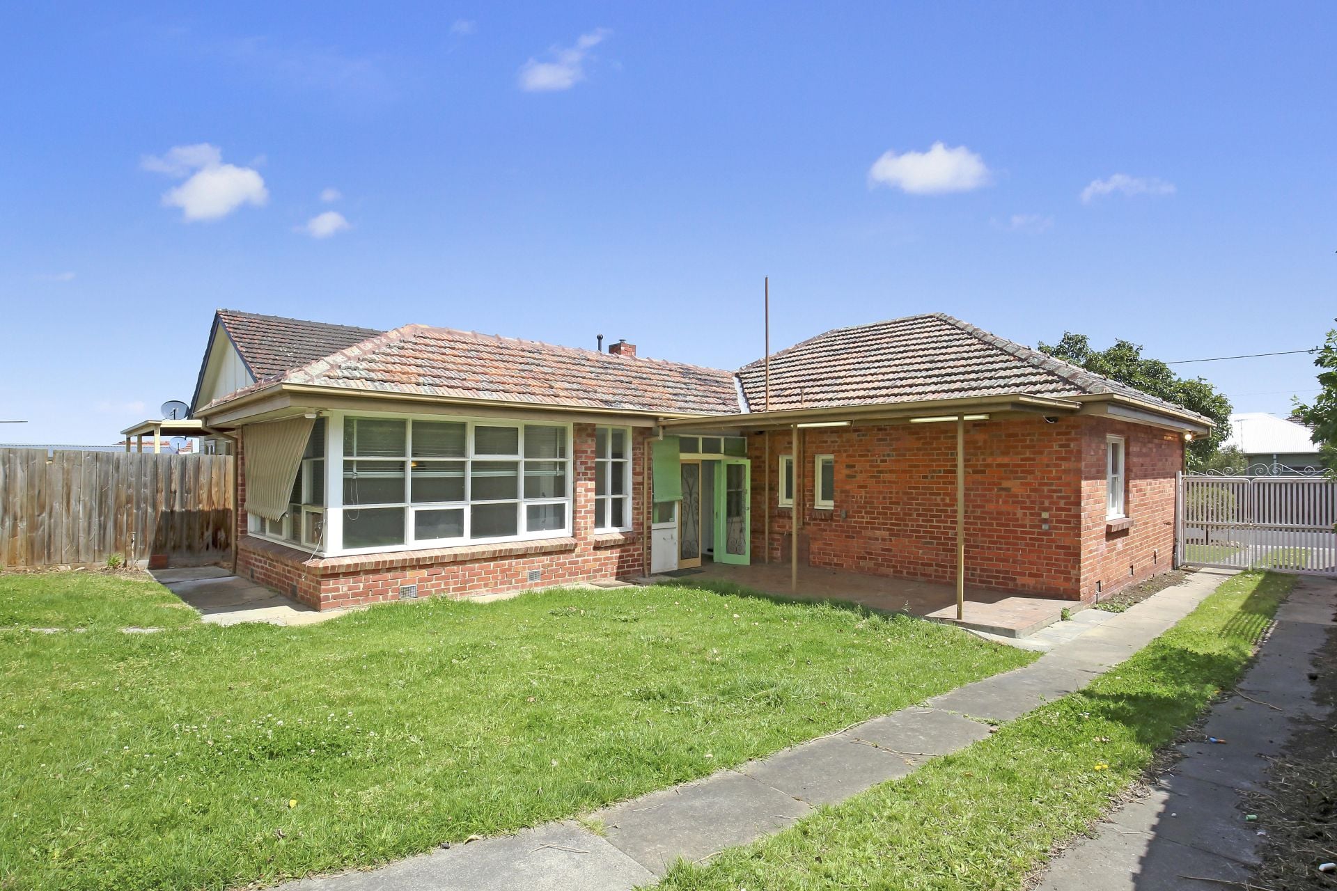 3 BEDROOM DELIGHT!