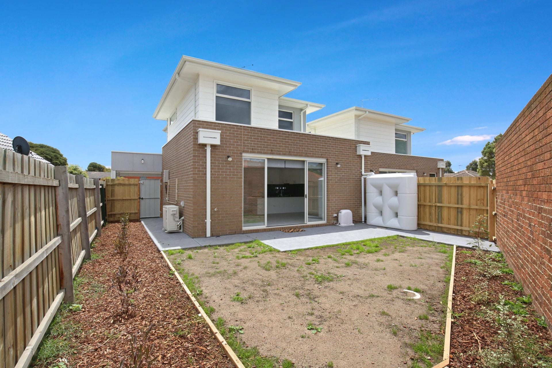 IMMACULATE TOWNHOUSE STYLISH AND SOPHISTICATED