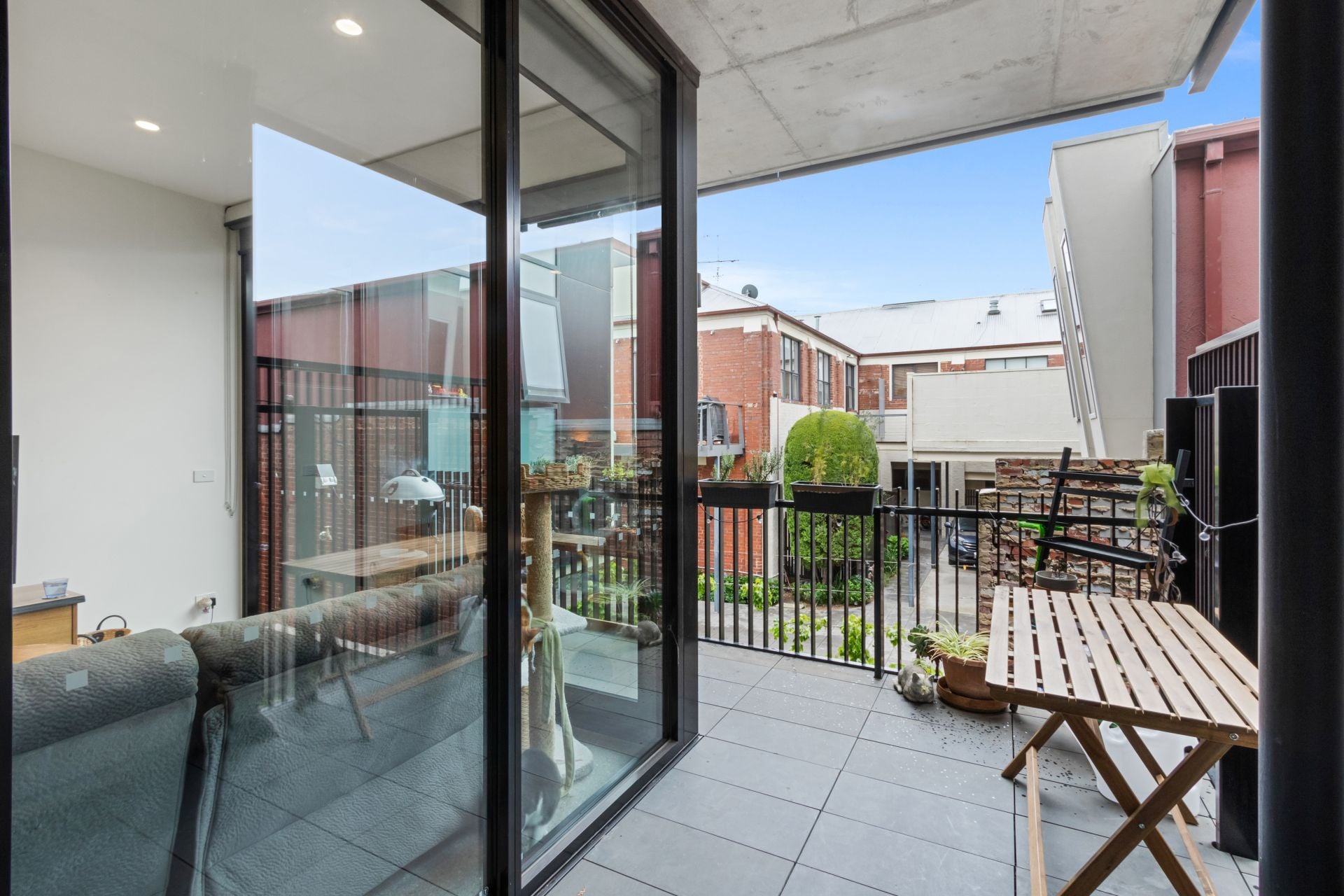 BOUTIQUE LIVING - SPACIOUS ONE BEDROOM