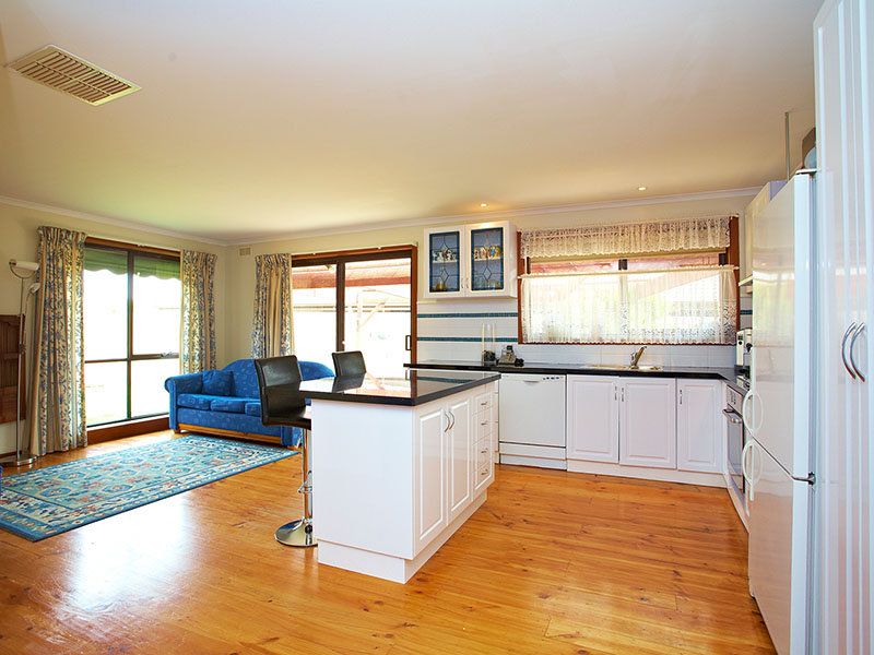14 Pollywoodside Drive, Altona Meadows - Thumbnail 3