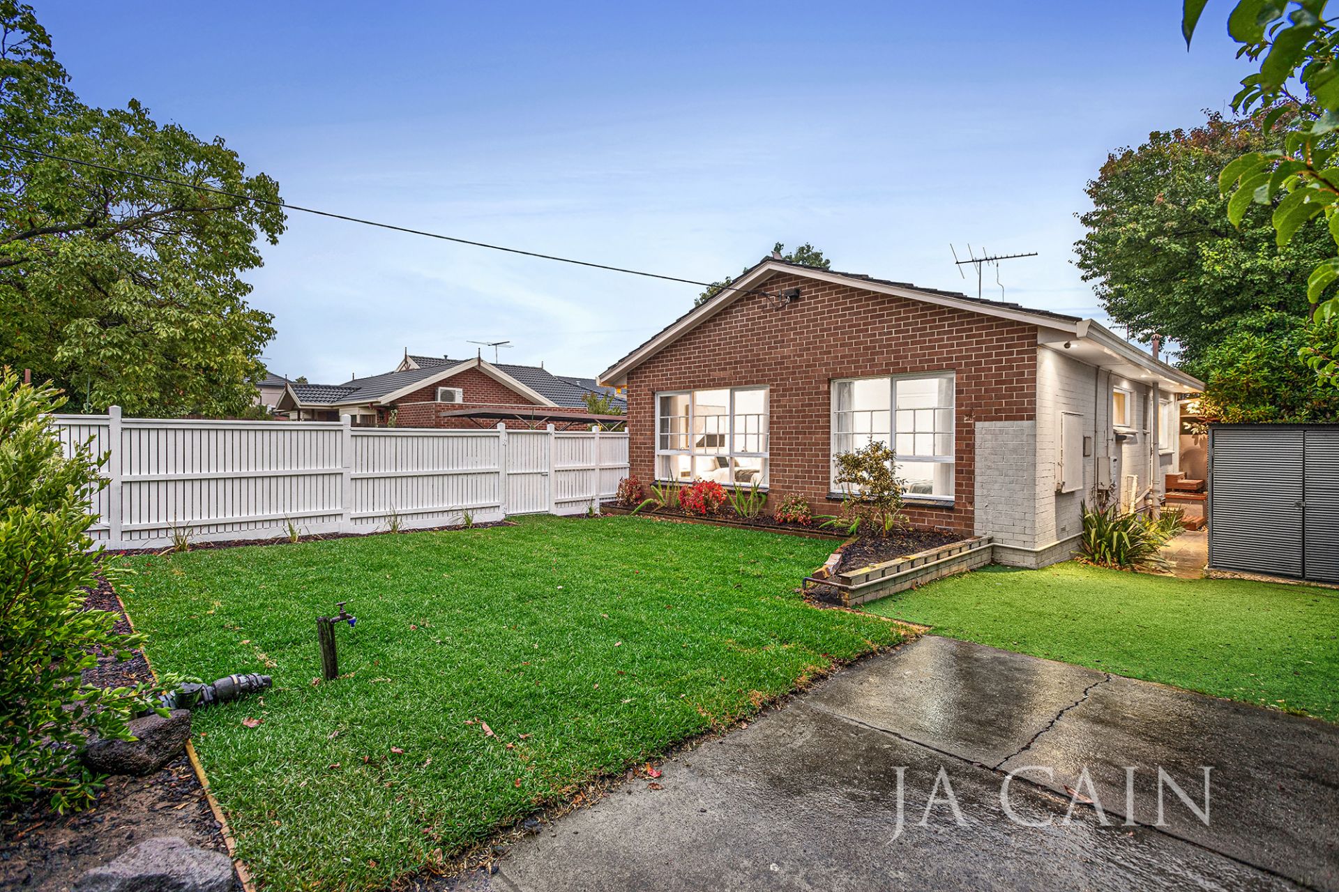 1/15 Maverston Street, Glen Iris J A CAIN Real Estate