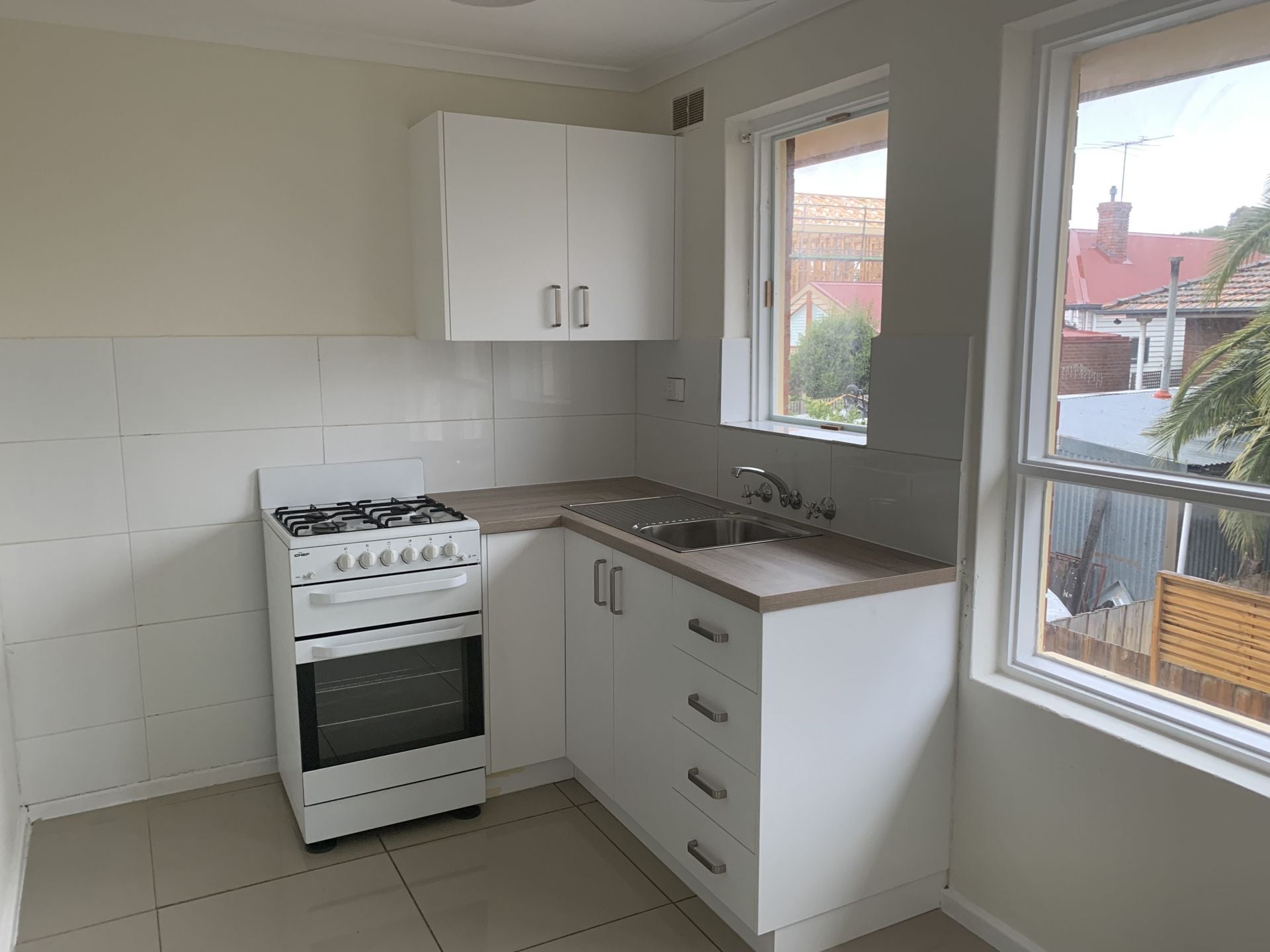 Spacious Two Bedroom Apartment Walking Distance To High Street