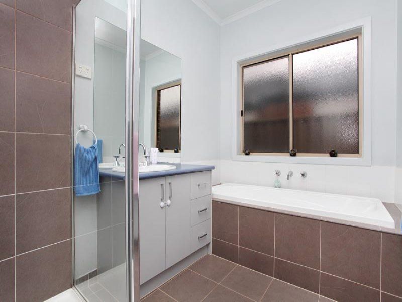 10 Duneira Grove, Caroline Springs - Thumbnail 8