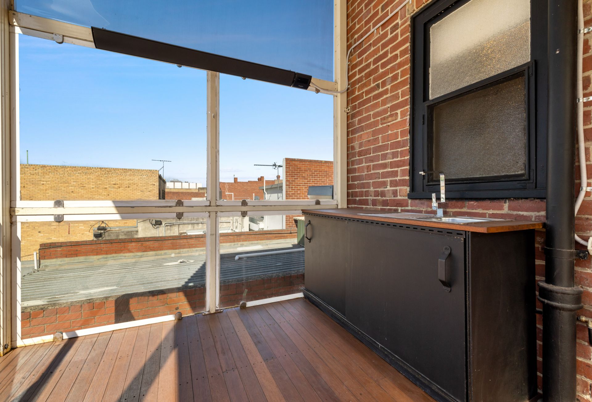 Large apartment in Ideal Locale - ENTRY VIA RUSSELL STREET (COBURG LEISURE CENTRE)
