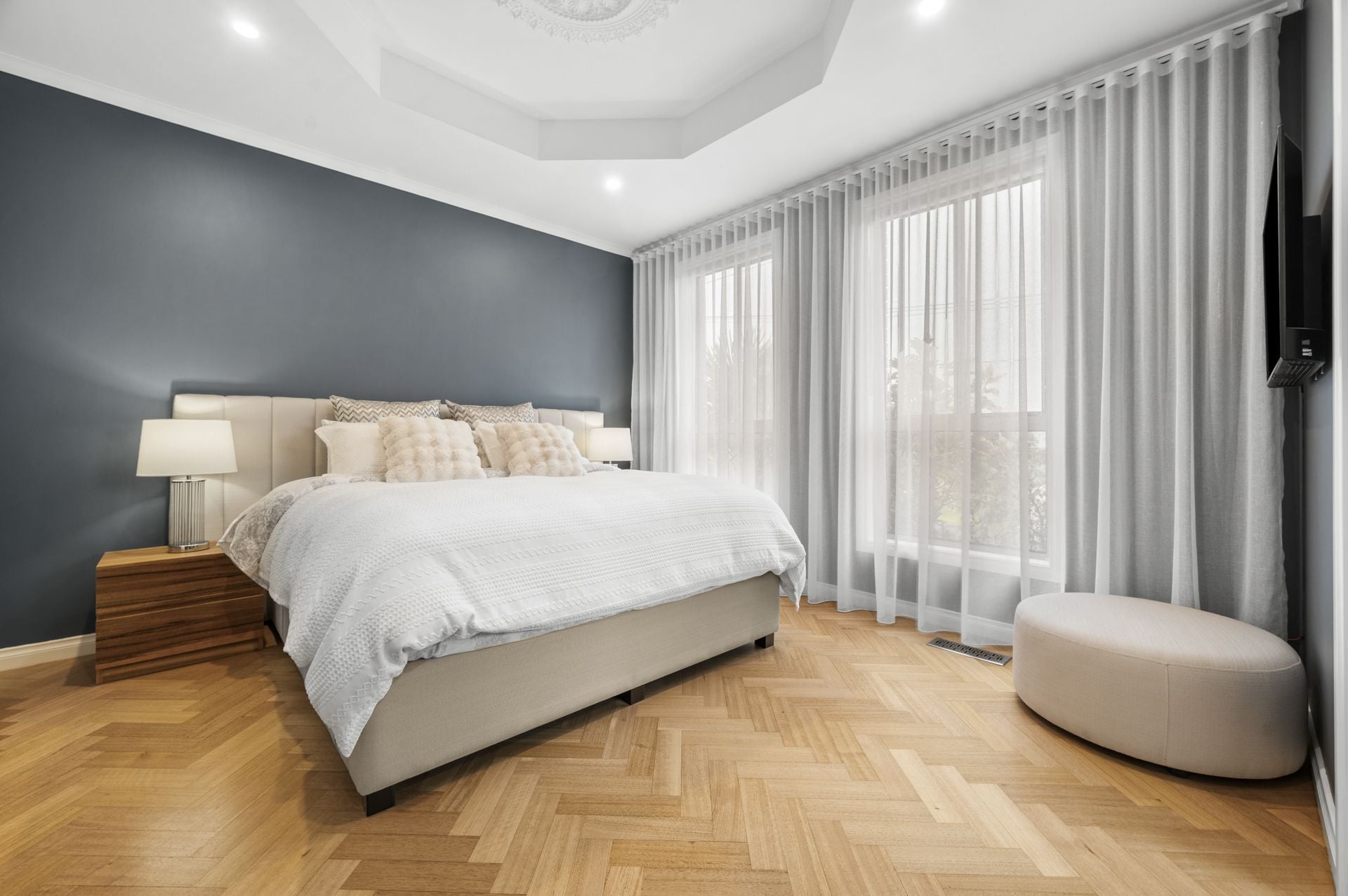 Luxury Living: Complete Salon Set-Up Included!