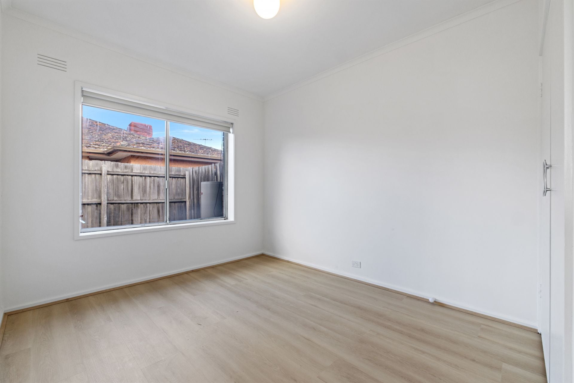 Stylish 2-Bedroom Unit in Prime Thomastown Location!