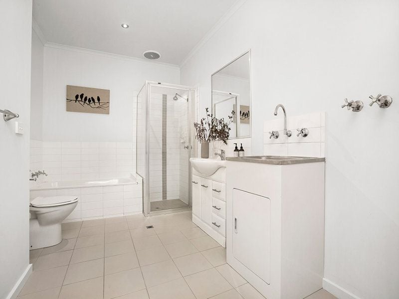 MODERN ELEGANCE WITH A WARM, INVITING AMBIANCE