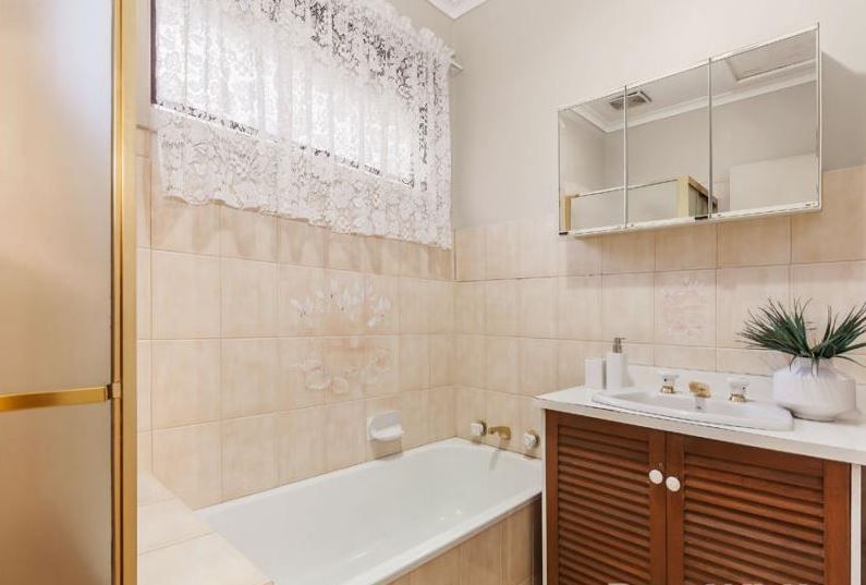 CUTE, COSY & WITH A PERFECT PARKSIDE POSITION