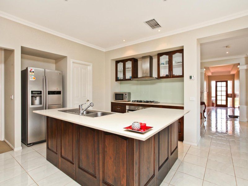 11 Lake Logan Way, Caroline Springs - Thumbnail 3